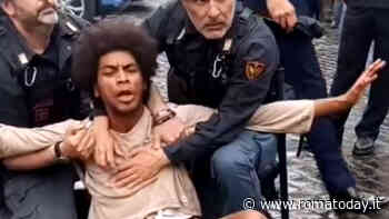 Festa della Repubblica: blitz ambientalista alla parata militare, placcati dalla polizia