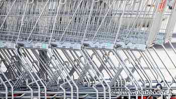 Minaccia cassiera del supermercato con una pistola, rapinatore seriale scappa con una Fiat 600