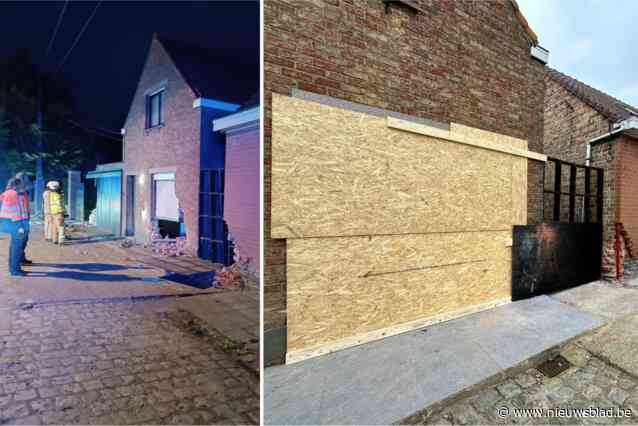 Automobilist rijdt ’s nachts tegen huizen en richt grote ravage aan: “Dit had veel erger kunnen aflopen”