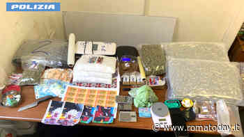 La pubblicità via messaggio e lo spaccio sotto casa, fermati con oltre 4 chili di droga