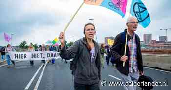 Hoewel de politie er bovenop zat, waren actievoerders agenten steeds net een stapje voor bij de blokkade