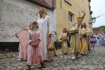 Mariale Kinderprocessie trekt door Lierse straten: “Belangrijk om traditie in ere te houden”