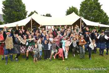 Wijk Zevenbunder viert zeventigste verjaardag met highland games, karikaturen, barbecue en dansfeest