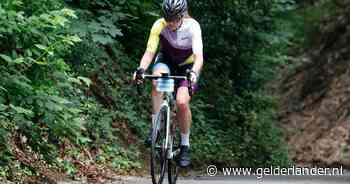 Racefiets pas gekocht, en nu al schittert 
Didi op de cols van Berg en Dal: ‘Ik moest dit doen voor tante Jan’