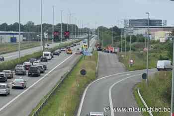 Motorrijdster crasht tegen de vangrail