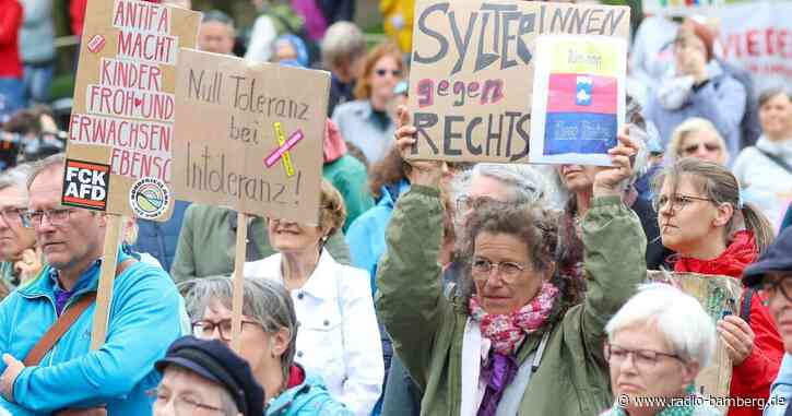 Demonstranten gehen auf Sylt gegen Rechtsextremismus auf die Straße