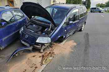 Bünde: Autofahrer kracht in parkenden Wagen