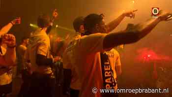 NAC gepromoveerd: spelers betreden podium bij stadion, Breda ontploft