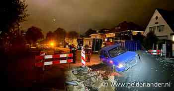 Beschonken automobilist ziet wegwerkzaamheden over het hoofd: auto total loss in zandbult