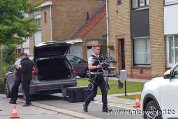 Politie verzamelt honden en drone voor vermiste bejaarde, tot buurtbewoners haar verderop terugvinden