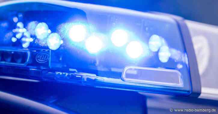Arbeiter bricht durch Hallendach und stirbt