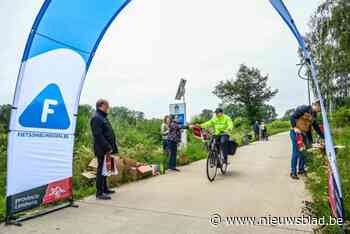 Fietsers in Limburg worden vandaag in de watten gelegd met applaus en koekjes: “Dubbel feest”