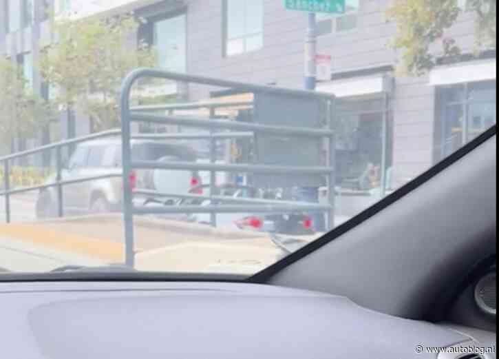 Video: MX-5-rijder ramt Defender bewust