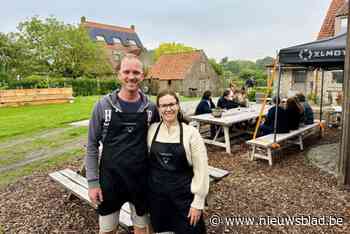 Sofie (41) en Brecht (35) toveren eigen tuin om tot zomer pop-upbar: “Fijn om dit met familie te kunnen doen”