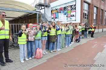 Leerlingen De Omnibus nemen deel aan applausactie voor fietsers