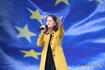 Außenministerin bietet wütenden Gegendemonstranten Paroli