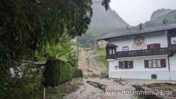 Gehöfte am Samerberg von Außenwelt abgeschnitten – Teile von Burgruine Falkenstein in Flintsbach rutschen ab