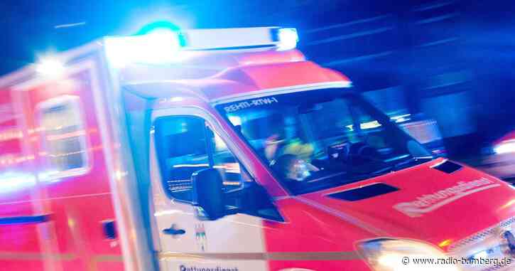 Kleinkind stürzt von Karussell: lebensgefährlich verletzt