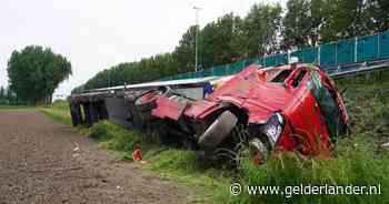 Vrachtwagen vol zalmfilets belandt in sloot langs A27