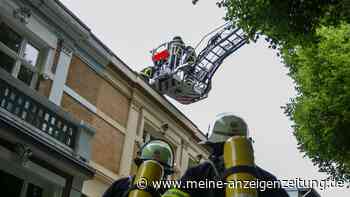 Zellulosedämmung in Flammen – Feuerwehr muss das Dach öffnen