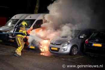 Auto vliegt in brand op parkeerplaats bij flat