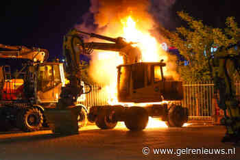 Graafmachine in lichterlaaie op bedrijventerrein