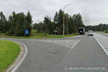 Overleden man aangetroffen nabij oprit E34, politie kamt naburig bos uit
