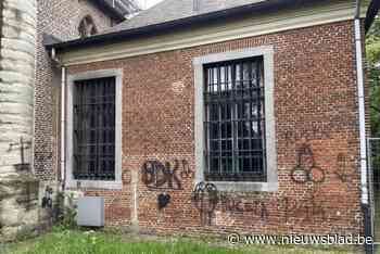 Vandalen bekladden aanbouw bovenkerk... in Portugees