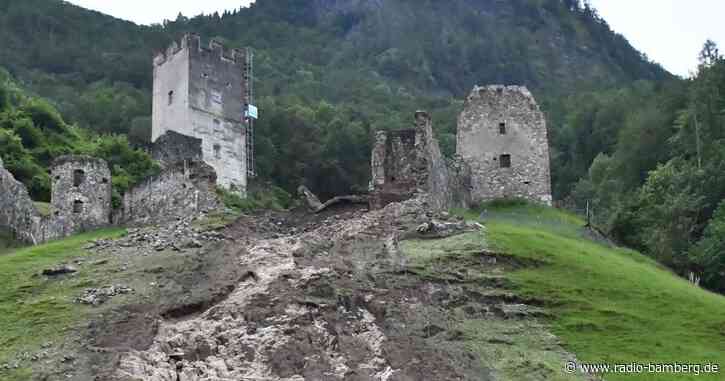Hochwasser – Teile einer Burgruine rutschen ab