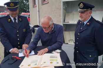 Brandweer Merksplas schenkt archiefboeken aan heemkundige kring