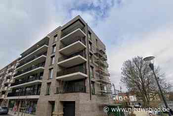 Tweelingzussen springen samen van vijfde verdieping voor de ogen van drie kinderen