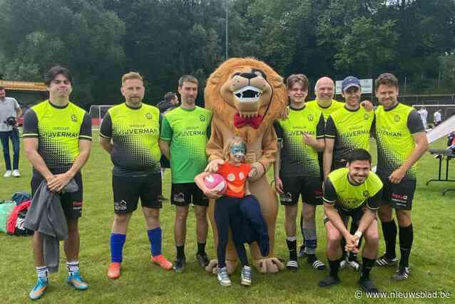 Werknemers van Delhaize verzamelen voor voetbaltoernooi