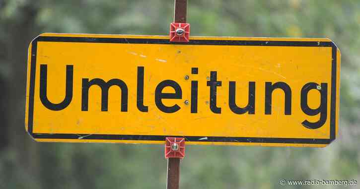 Schwertransporter steckt auf Straße fest