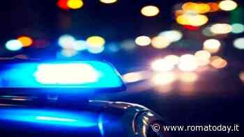 Fuga da film sullo scooter rubato, si schianta contro volante e si nasconde in un garage