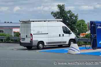 Warburg: Weißer Lieferwagen aus Aral-Tankstellen-Einfahrt verschwunden