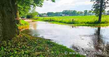 Gesprongen waterleiding zorgt voor ondergelopen Achterhoekse kruising, Vitens druk met repareren