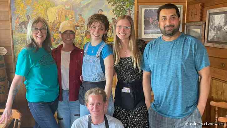 Country superstar Shania Twain stops to dine at southern Alberta café