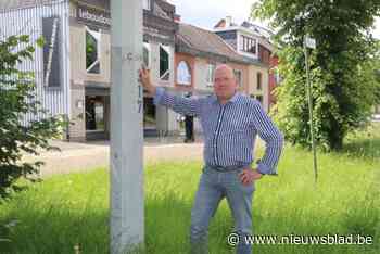 Bewoners boos omdat zendmast vlakbij hun woning wordt gebouwd: “We slapen er niet van”