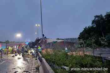 Brusselse ring in beide richtingen afgesloten door dodelijk ongeval met vrachtwagen: “Zeker urenlang hinder. Vermijd wijde omgeving”