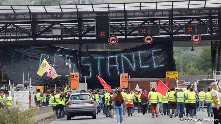 Spanish and French farmers form border blockade before EU election