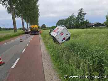 Bezorgwagen belandt in sloot na uitwijkmanoeuvre