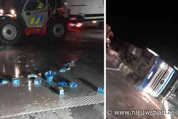 Koelwagen met melkflessen kantelt op E17: brandweer hele nacht in de weer met opruimen