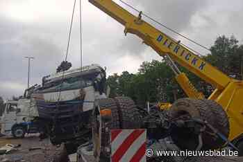 Vrachtwagenbestuurder (54) overlijdt na zware crash door middenberm