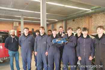 Scholieren gaan autoracen in Amerika om “energiebron van de toekomst” aan te leren: “Blijft beter hangen dan gewone lessen”