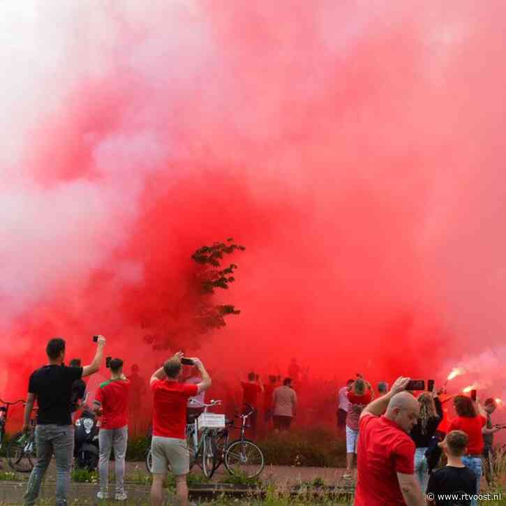 Luke (7) ernstig gewond bij uitzwaaien FC Twente: "Aangifte voor veroorzaken zwaar lichamelijk letsel door schuld"