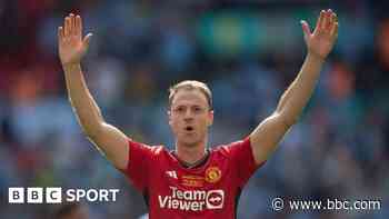 Evans in talks with Man Utd over new deal