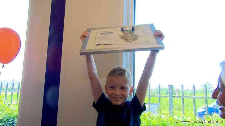 Jitse (9) krijgt jeugdlintje voor alle goeds dat hij deed na dood broer (3)
