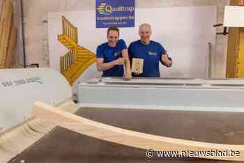 Marc (59) en zoon Jordy (29) trots op  erkenning als échte ambachtsman: “Trappen maken beginnen we altijd met potlood en meter”