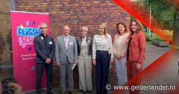 Scholieren krijgen bezoek van koningin Máxima • Slagerij met EK-koorts legt grasmat neer in winkel