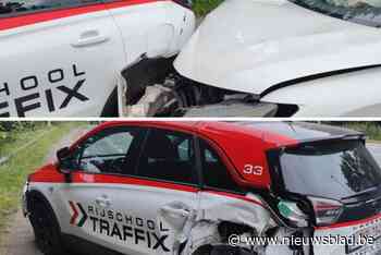 Bellende bestuurder rijdt twee wagens van rijschool in de prak: “Maar lessen komen niet in het gedrang”